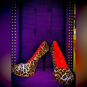 Deb high heel print size 10 clean well shaped and very comfortable